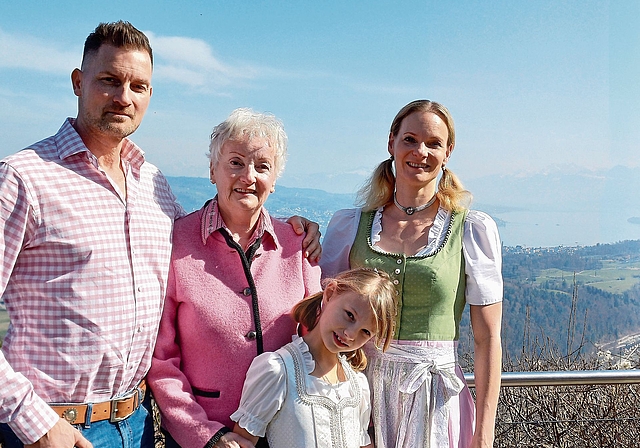 Raphael Horst arbeitet Teilzeit auf der Felsenegg, Annemarie Horst bringt Österreicher Charme ins Familienunternehmen. Enkelin Leia und Tochter Tamara lieben es, im Dirndl «Alpenmode» zu präsentieren (von links). (Bilder Regula Zellweger)