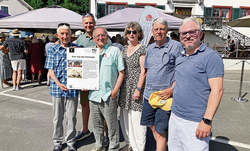 Die Arbeitsgruppe Archiv an der Einweihung mit der Tafel Nummer 1. Von links: Martin Elmiger, Beat Nägelin, René Marthaler, Françoise Jucker, Thomas Rotach und Michi von Arx. (Bilder Marianne Voss)