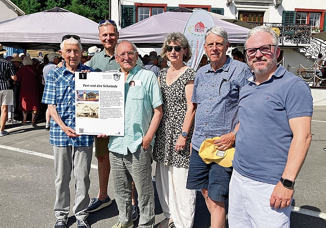 Die Arbeitsgruppe Archiv an der Einweihung mit der Tafel Nummer 1. Von links: Martin Elmiger, Beat Nägelin, René Marthaler, Françoise Jucker, Thomas Rotach und Michi von Arx. (Bilder Marianne Voss)