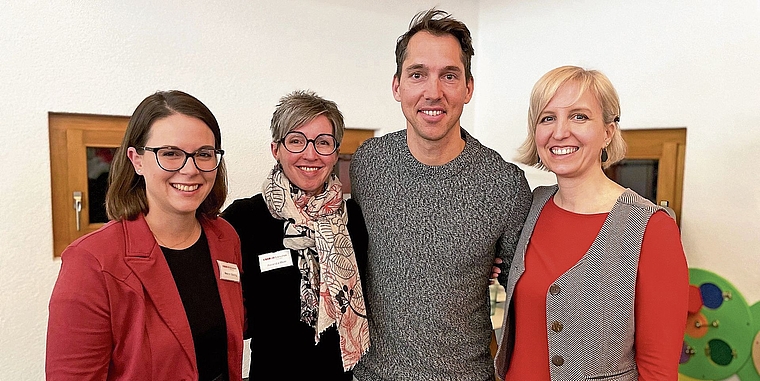 Carlo Janka – der einstige «Ice Man» – umgeben vom Bibliotheksteam Melanie Häberling, Alexandra Meier und Stefanie Batur (von links). (Bild Sandra Isabél Claus)