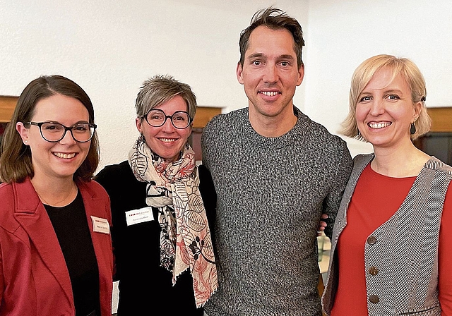 Carlo Janka – der einstige «Ice Man» – umgeben vom Bibliotheksteam Melanie Häberling, Alexandra Meier und Stefanie Batur (von links). (Bild Sandra Isabél Claus)