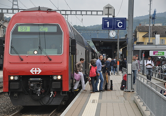 Für Pendlerinnen und Pendler – hier am Bahnhof in Affoltern – positiv: Das Arbeitsplatzgebiet in Zürich Oerlikon ist aus dem Knonauer Amt ab Dezember 2015 direkt erreichbar. (Bild Werner Schneiter)