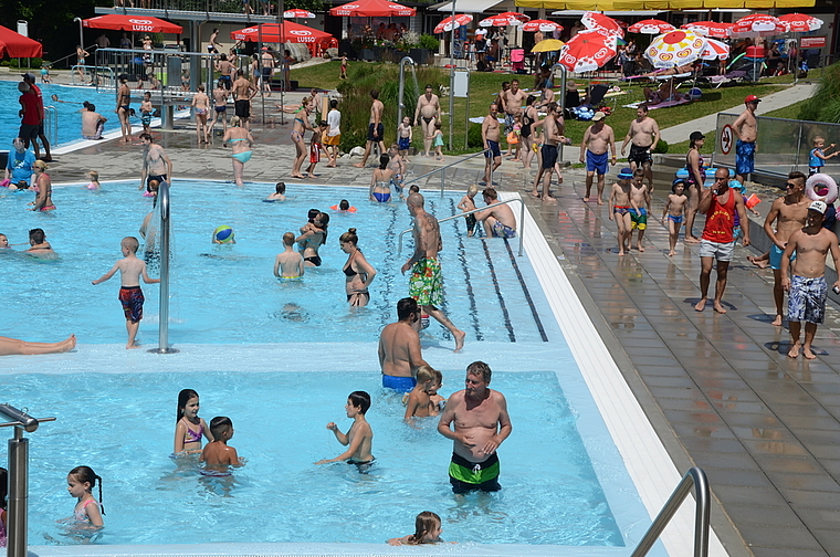 Abkühlung im Schwimmbad Stigeli in Affoltern. (Bild Martin Mullis)