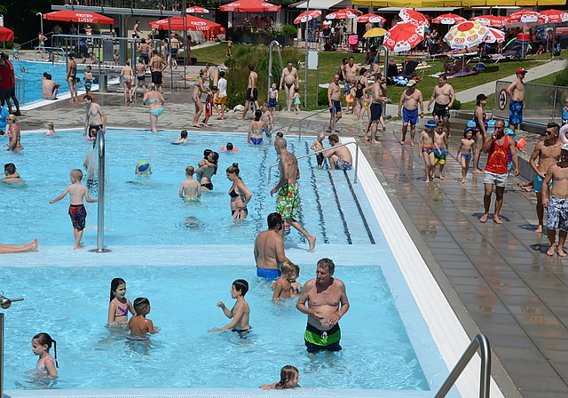 Abkühlung im Schwimmbad Stigeli in Affoltern. (Bild Martin Mullis)