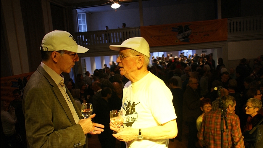 Gemeindepräsident René Kälin (links) im Gespräch mit Jean-Pierre Feuz, OK-Präsident von 900 Jahre Mettmenstetten. Im Saal tun es ihnen hunderte von Mettmenstettern gleich. (Bilder Thomas Stöckli) Gemeindepräsident René Kälin (links) im Gespräch mit Jean-Pierre Feuz, OK-Präsident von 900 Jahre Mettmenstetten. Im Saal tun es ihnen hunderte von Mettmenstettern gleich. (Bilder Thomas Stöckli)