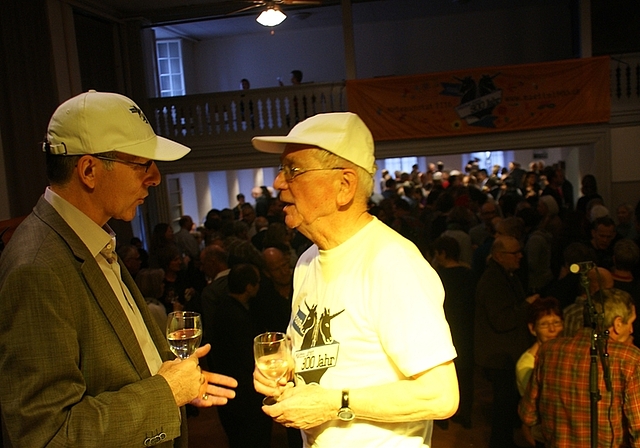 Gemeindepräsident René Kälin (links) im Gespräch mit Jean-Pierre Feuz, OK-Präsident von 900 Jahre Mettmenstetten. Im Saal tun es ihnen hunderte von Mettmenstettern gleich. (Bilder Thomas Stöckli)