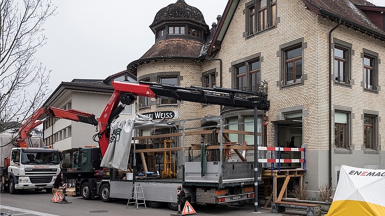 Ende der Druckgeschichte im Weiss-Medien-Haus, Affoltern. Die Maschinen werden verladen. (Bild Peer Messerli)