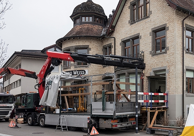 Ende der Druckgeschichte im Weiss-Medien-Haus, Affoltern. Die Maschinen werden verladen. (Bild Peer Messerli)