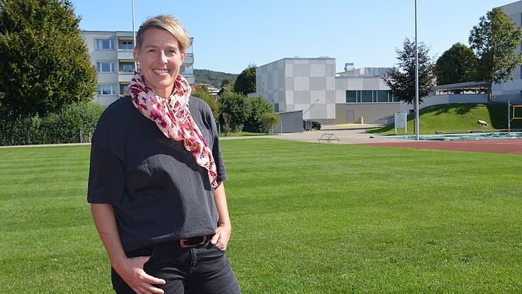 «Ich freue mich, wenn es endlich losgeht», sagt Patricia Gmür, OK-Präsidentin des Musiktags 2020 in Affoltern. Im Hintergrund das Festareal um den Sportplatz und die Aula Ennetgraben. <em>(Bild Thomas Stöckli)</em>