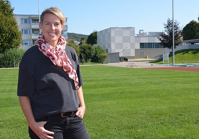 «Ich freue mich, wenn es endlich losgeht», sagt Patricia Gmür, OK-Präsidentin des Musiktags 2020 in Affoltern. Im Hintergrund das Festareal um den Sportplatz und die Aula Ennetgraben. <em>(Bild Thomas Stöckli)</em>