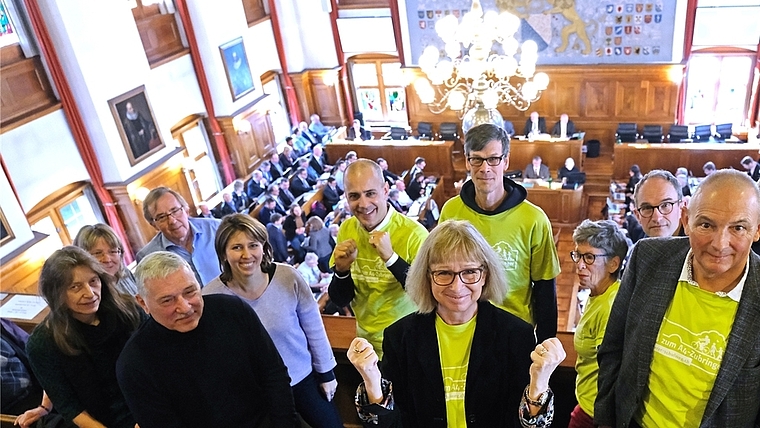 Daumendrücken der Besucherinnen und Besucher aus den Gemeinden Ottenbach und Obfelden auf der Tribüne während der Debatte des Zürcher Kantonsrats zum Zusatzkredit der Umfahrung Ottenbach.<em> (Bild Martin Platter)</em>