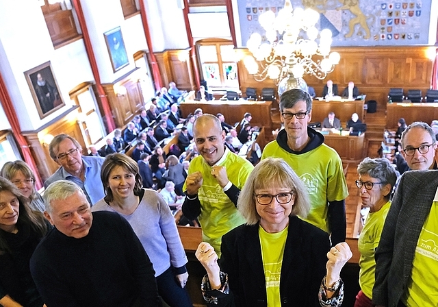 Daumendrücken der Besucherinnen und Besucher aus den Gemeinden Ottenbach und Obfelden auf der Tribüne während der Debatte des Zürcher Kantonsrats zum Zusatzkredit der Umfahrung Ottenbach.<em> (Bild Martin Platter)</em>