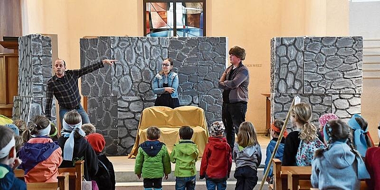Bevor es an die Posten ging, wurde «Ronja Räubertochter» jeweils auf der «Bühne» in der Kirche thematisiert. (Bild Werner Schneiter)