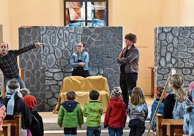 Bevor es an die Posten ging, wurde «Ronja Räubertochter» jeweils auf der «Bühne» in der Kirche thematisiert. (Bild Werner Schneiter)