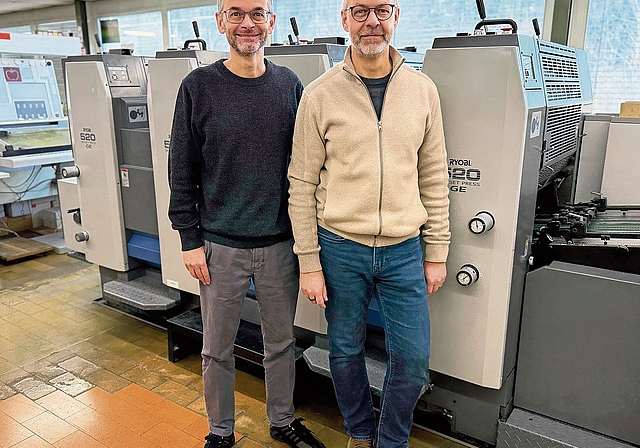 Daniel Käser (links) und Stephan Käser (rechts) in ihrer Druckerei in Stallikon. (Bild Deviprasad Rao)
