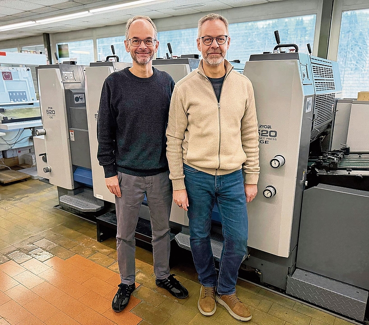 Daniel Käser (links) und Stephan Käser (rechts) in ihrer Druckerei in Stallikon. (Bild Deviprasad Rao)