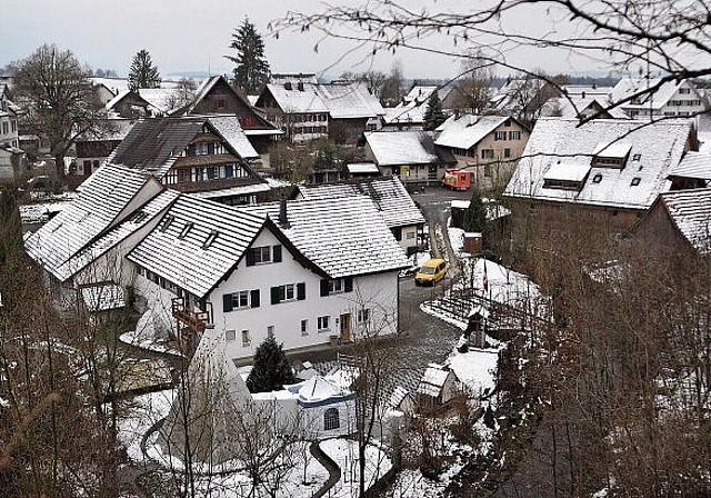 Schnee, aber keine Mobilfunkantennen auf den Hausdächern von Maschwanden. Die Gemeindeversammlung sagte Ja 