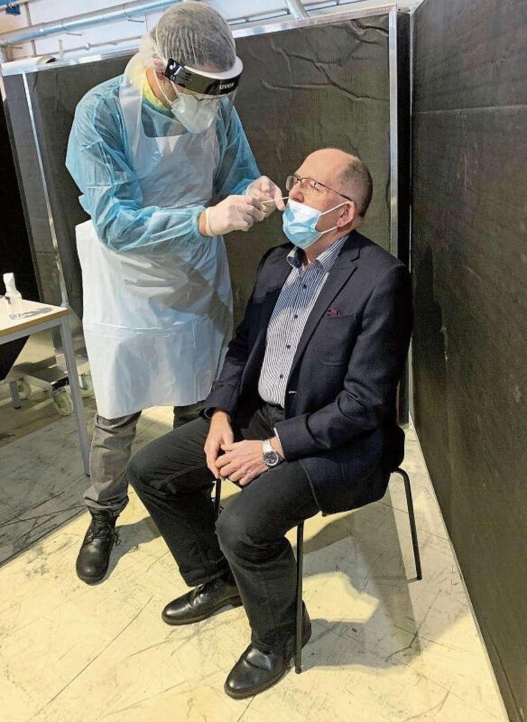 Achtung, pieks! Auch Geschäftsführer Christian Frei liess sich in seiner Firma darauf testen, ob er das Coronavirus in sich trägt. (Bild Stefan Schneiter)