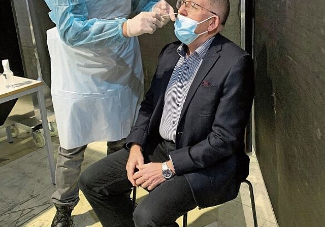 Achtung, pieks! Auch Geschäftsführer Christian Frei liess sich in seiner Firma darauf testen, ob er das Coronavirus in sich trägt. (Bild Stefan Schneiter)
