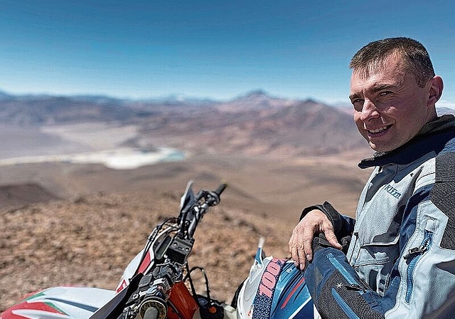 Jiri Zak ruht sich auf einer ersten Anhöhe aus. Hinter ihm befindet sich der Salzsee Laguna Verde, bei dem das Basislager liegt. (Bild zvg.)