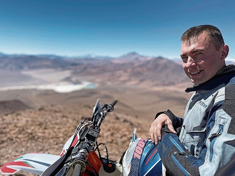 Jiri Zak ruht sich auf einer ersten Anhöhe aus. Hinter ihm befindet sich der Salzsee Laguna Verde, bei dem das Basislager liegt. (Bild zvg.)