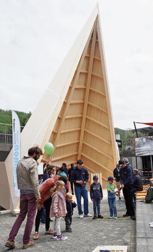 Ein eindrücklicher Holzbau der Salamon AG, Rifferswil, erhob sich direkt neben dem Eingang zum Weid 1 mit dem Gemeindesaal.
