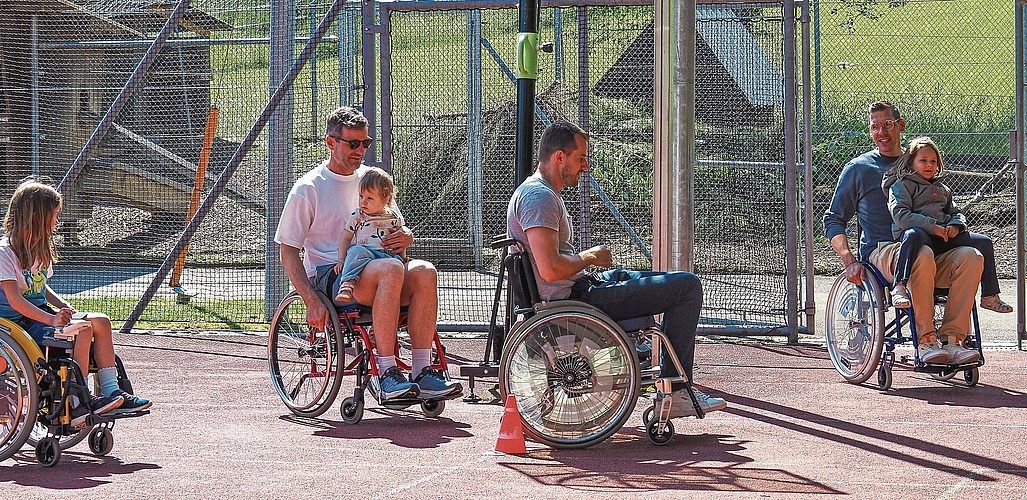 Besuchende konnten ausprobieren, wie mobil man mit einem Rollstuhl ist. Besuchende konnten ausprobieren, wie mobil man mit einem Rollstuhl ist.