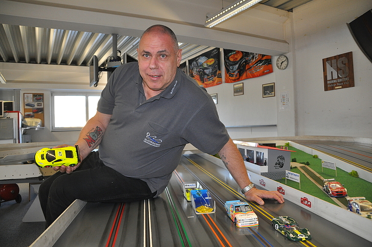 Nach den Weltrekorden ein Tattoo auf dem Unterarm: Walti Maurer, Präsident von Slotracing Mettmenstetten, mit einem gelben Auto, das im Oktober im 24-Stunden-Rennen Mini-Z GT zum Einsatz kommt. (Bild Werner Schneiter)