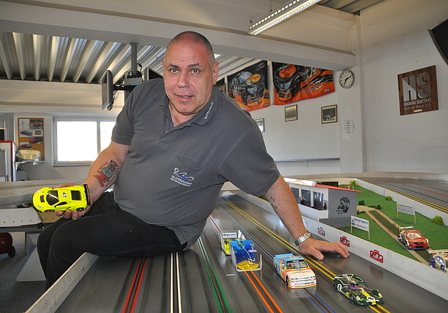 Nach den Weltrekorden ein Tattoo auf dem Unterarm: Walti Maurer, Präsident von Slotracing Mettmenstetten, mit einem gelben Auto, das im Oktober im 24-Stunden-Rennen Mini-Z GT zum Einsatz kommt. (Bild Werner Schneiter)
