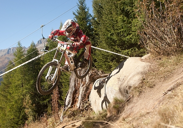 Philippe Frey, Swiss-Cup-Champion in der Kategorie Junior U17 Lizenz, beim Sprung mit ca. 50km/h. (Bild zvg.)

