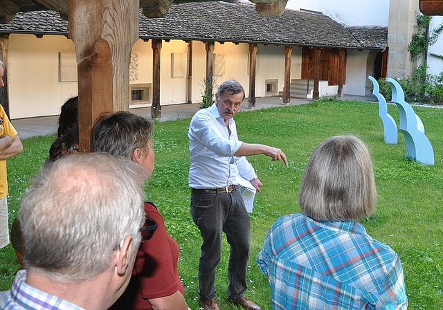 Architekt Hans Streit erläutert den Delegierten der Kappelerpflege das Projekt «Revitalisierung und Entwicklung» Domäne Kloster Kappel – hier im Kreuzgarten, dem beim neuen Vorhaben eine wichtige Bedeutung zukommt. (Bild Werner Schneiter)