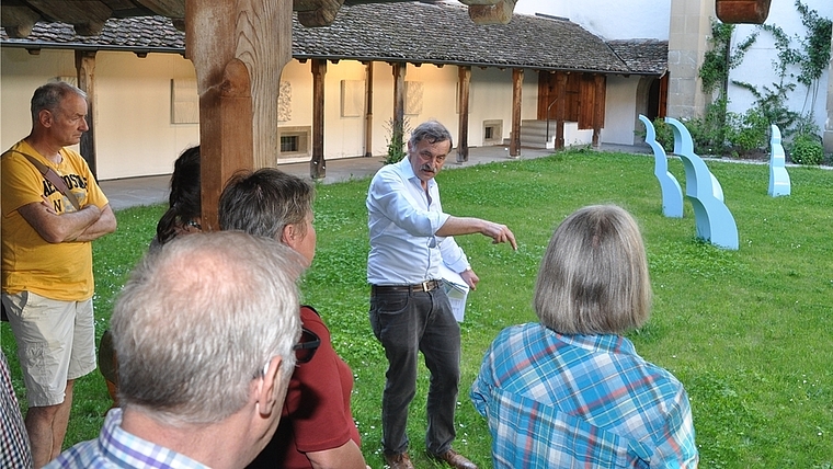 Architekt Hans Streit erläutert den Delegierten der Kappelerpflege das Projekt «Revitalisierung und Entwicklung» Domäne Kloster Kappel – hier im Kreuzgarten, dem beim neuen Vorhaben eine wichtige Bedeutung zukommt. (Bild Werner Schneiter)