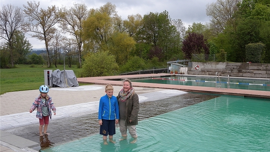 Mitglieder der Familie Neuweiler aus Maschwanden wagen sich als erste in Wasser – zumindest bis zu den Knien.