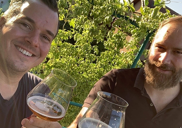 Sind gespannt, wie ihr «Säuliamt Bier» ankommt: Initiator Christian Bachmann (links) und Gregor Völkening. <em>(Bild zvg.)</em>