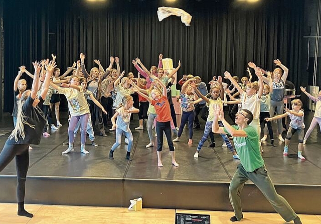 Alle sind voll dabei! Die Tänzerinnen und Tänzer setzen mit Begeisterung die moderne Choreografie um. (Bild Marianne Voss)
