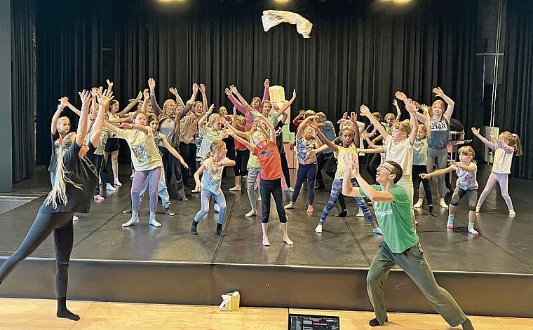 Alle sind voll dabei! Die Tänzerinnen und Tänzer setzen mit Begeisterung die moderne Choreografie um. (Bild Marianne Voss)