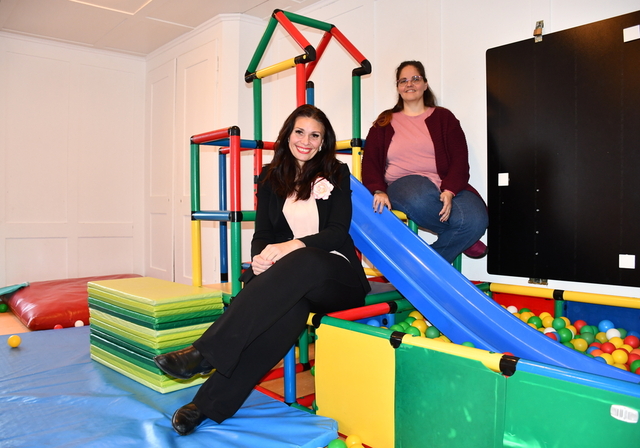 Michelle Furter, Leiterin des Familienzentrum Bezirk Affoltern (links), und Anna-Paula Kuster, Bereichsleiterin Anlässe und Service. (Archivbild Livia Häberling)