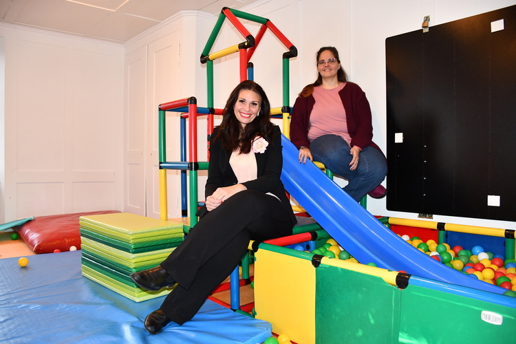 Michelle Furter, Leiterin des Familienzentrum Bezirk Affoltern (links), und Anna-Paula Kuster, Bereichsleiterin Anlässe und Service. (Archivbild Livia Häberling)