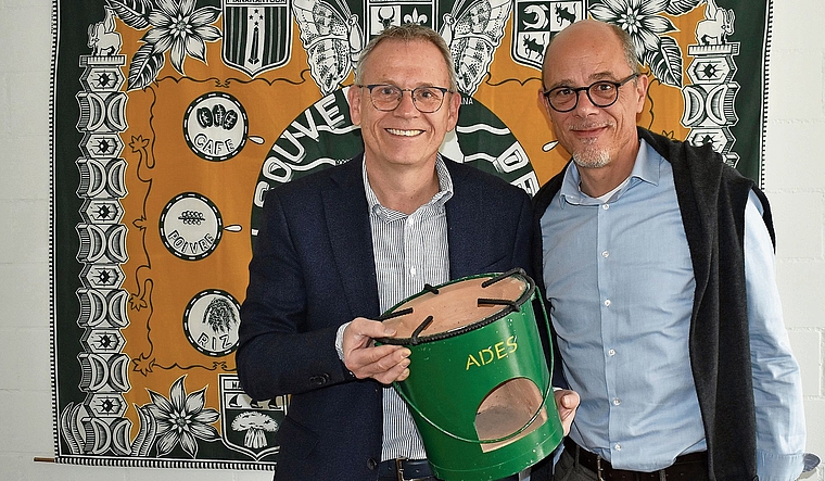 Vereinspräsident Herbert Blaser mit einem Ades-Sparkocher zusammen mit Geschäftsführer Luc Estapé. (Bild Marianne Voss)