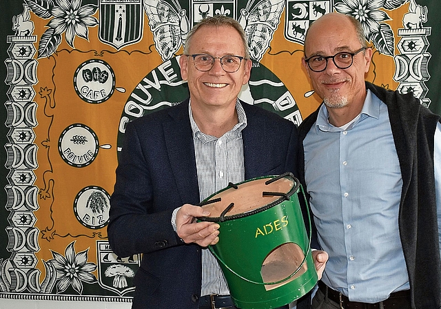 Vereinspräsident Herbert Blaser mit einem Ades-Sparkocher zusammen mit Geschäftsführer Luc Estapé. (Bild Marianne Voss)