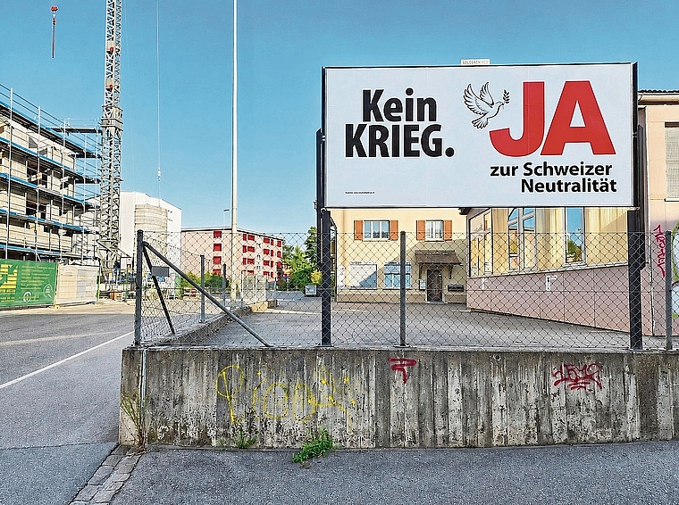 Ungleiches Abstimmungsbudget? Schweizweit, so auch im Knonauer Amt, finden sich viele Plakate, die für eine Annahme der Neutralitätsinitiative werben, wie dieses hier in Affoltern. Solche für die Ernährungsinitiative sind eher selten zu sehen, we