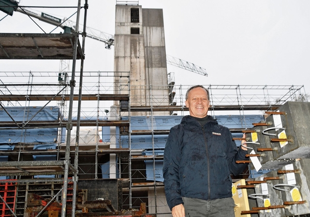 Noch dominieren Stahlgerüste, und die Türme sind unübersehbar: Architekt Erich Leutwyler, «Vater» des Projekts Brauipark. (Bild Werner Schneiter)