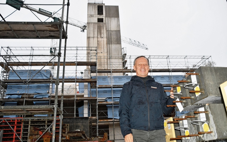 Noch dominieren Stahlgerüste, und die Türme sind unübersehbar: Architekt Erich Leutwyler, «Vater» des Projekts Brauipark. (Bild Werner Schneiter)