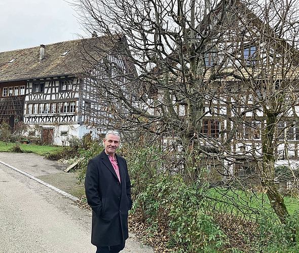 Gemeindepräsident Christoph Lüthi vor Fachwerkhäusern im Winkel.