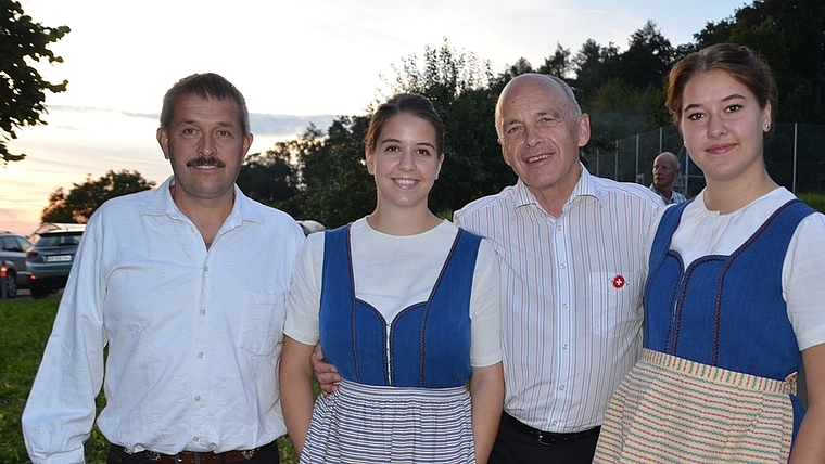 Herzlicher Empfang für Bundesrat Ueli Maurer auf dem Festplatz Paradies in Mettmenstetten: OK-Chef Peter Junker (links) mit seinen Töchtern Lena und Anja (rechts). (Bild Thomas Stöckli)