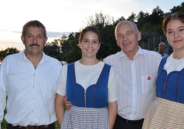 Herzlicher Empfang für Bundesrat Ueli Maurer auf dem Festplatz Paradies in Mettmenstetten: OK-Chef Peter Junker (links) mit seinen Töchtern Lena und Anja (rechts). (Bild Thomas Stöckli)