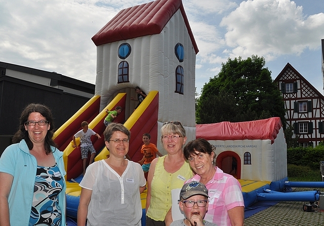 Mitorganisatorinnen des Hausemer Begegnungsfestes aus reformierter Kirchenpflege und Pfarramt vor der Hüpfkirche, von links: Sonja Kilchmann, Pfarrerin Irene Girardet Fischer, Katrin Hottinger und Ruth Gaisser-Meili. (Bild Werner Schneiter)