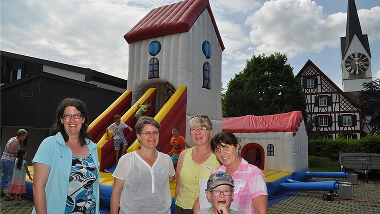 Mitorganisatorinnen des Hausemer Begegnungsfestes aus reformierter Kirchenpflege und Pfarramt vor der Hüpfkirche, von links: Sonja Kilchmann, Pfarrerin Irene Girardet Fischer, Katrin Hottinger und Ruth Gaisser-Meili. (Bild Werner Schneiter)