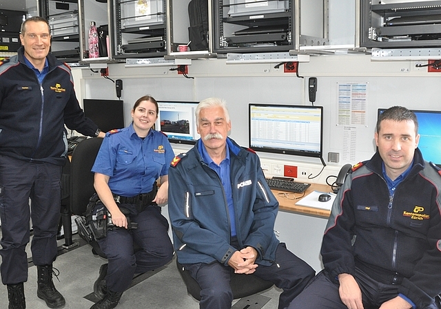 Erstmals diente die Einsatzzentrale auf vier Rädern als mobiler Polizeiposten. Im Einsatz waren unter anderen (von links) Bezirkschef Adrian Peterhans, Sonja Töller, Richard Kälin und Pascal Hügi. <em>(Bild Werner Schneiter)</em>
