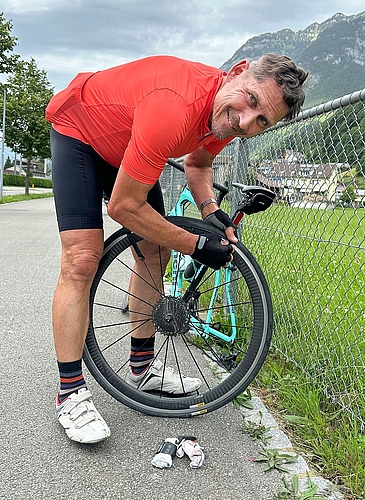 Muss das sein? Platten in der Anfahrt zur Axenstrasse. (Bilder Martin Platter) Muss das sein? Platten in der Anfahrt zur Axenstrasse. (Bilder Martin Platter)